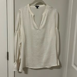 Ann Taylor ivory v neck house in size Medium